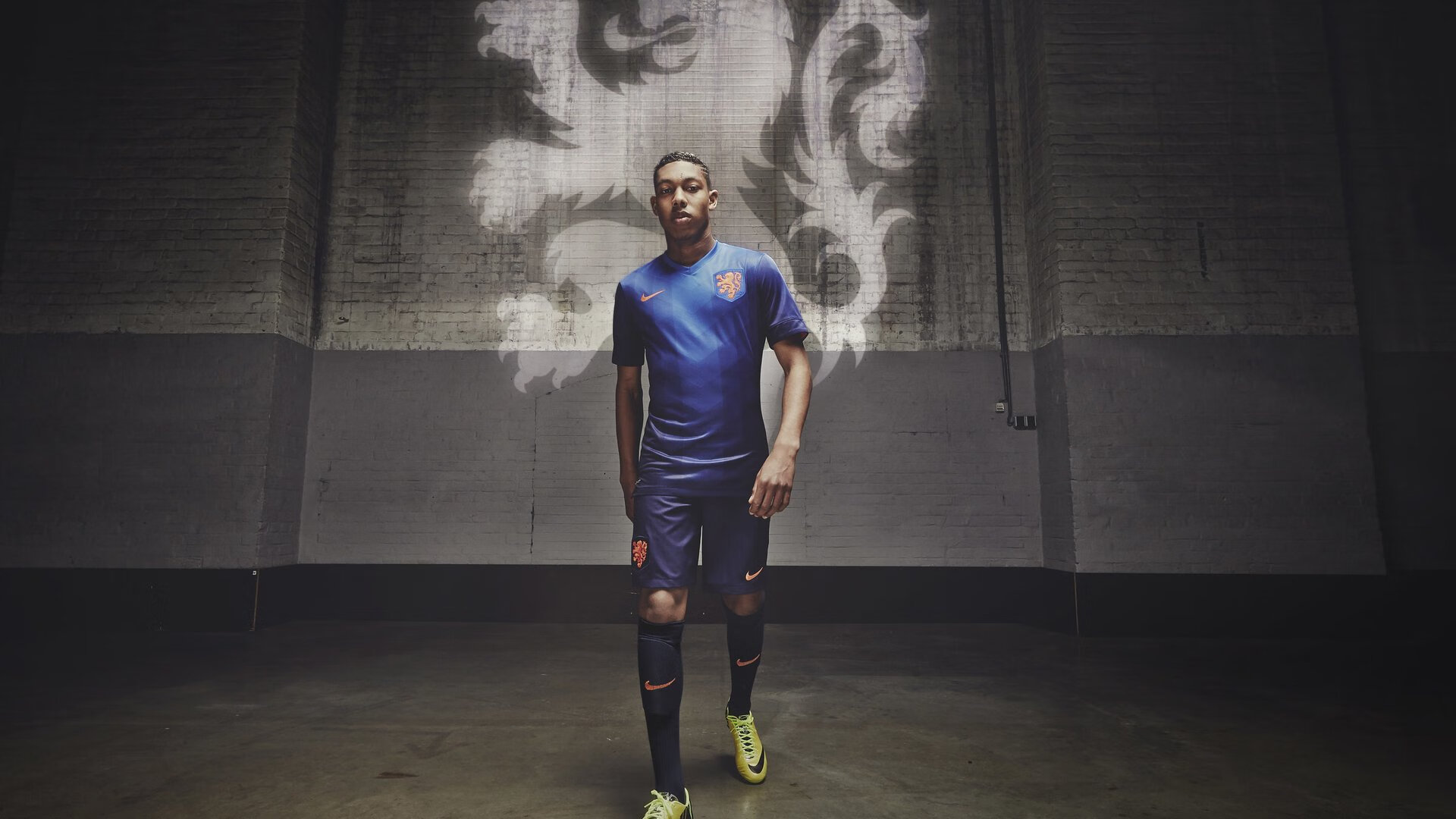 欧冠淘汰赛之夜，皮克，防线上的定海神针，拒绝掉线