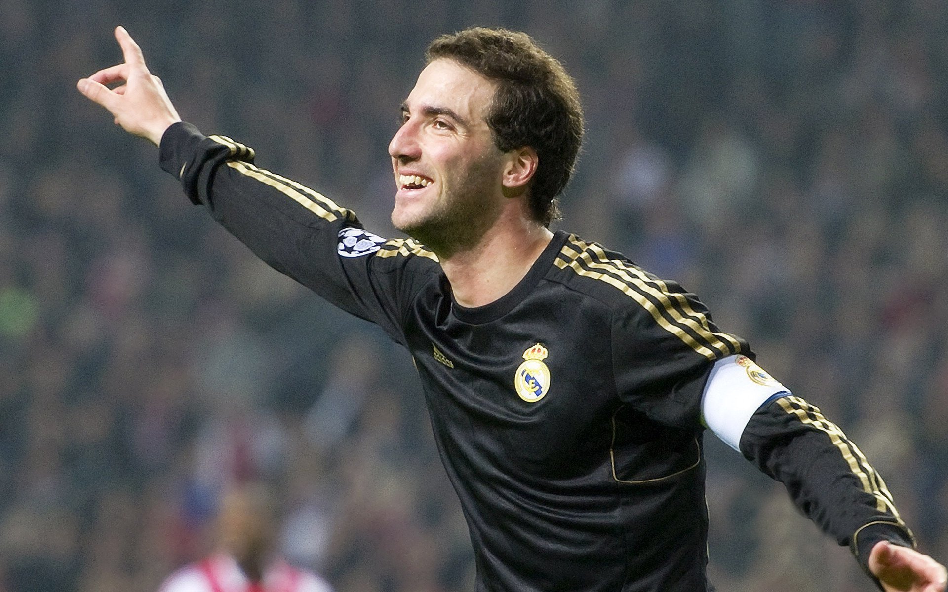 荷兰冲垮乌拉圭,但满场奔走的莫德里奇,成了另一道无法忽视的风景