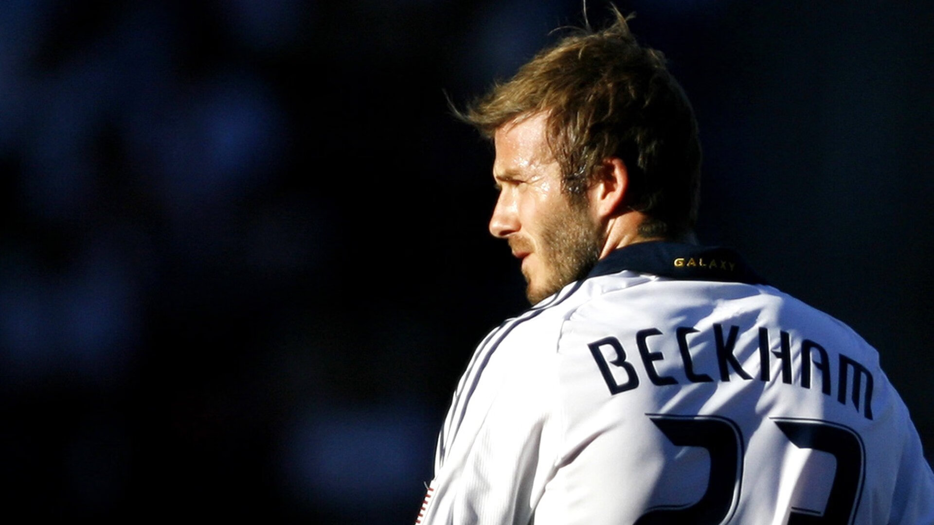 当塔图姆投进超远三分时,德罗赞的赛车已冲过终点线