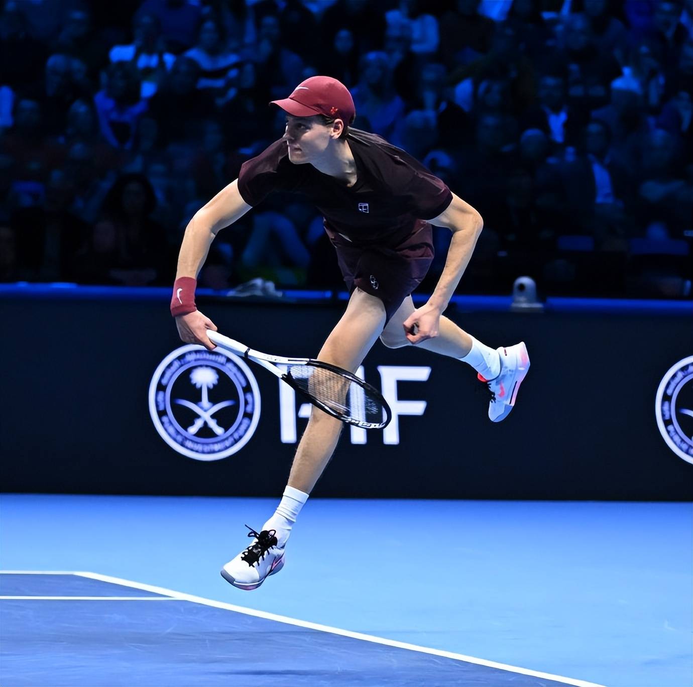 年终总决赛翻盘拉沃尔杯,兹维列夫关键制胜 年终总决赛翻盘拉沃尔杯,兹维列夫关键制胜